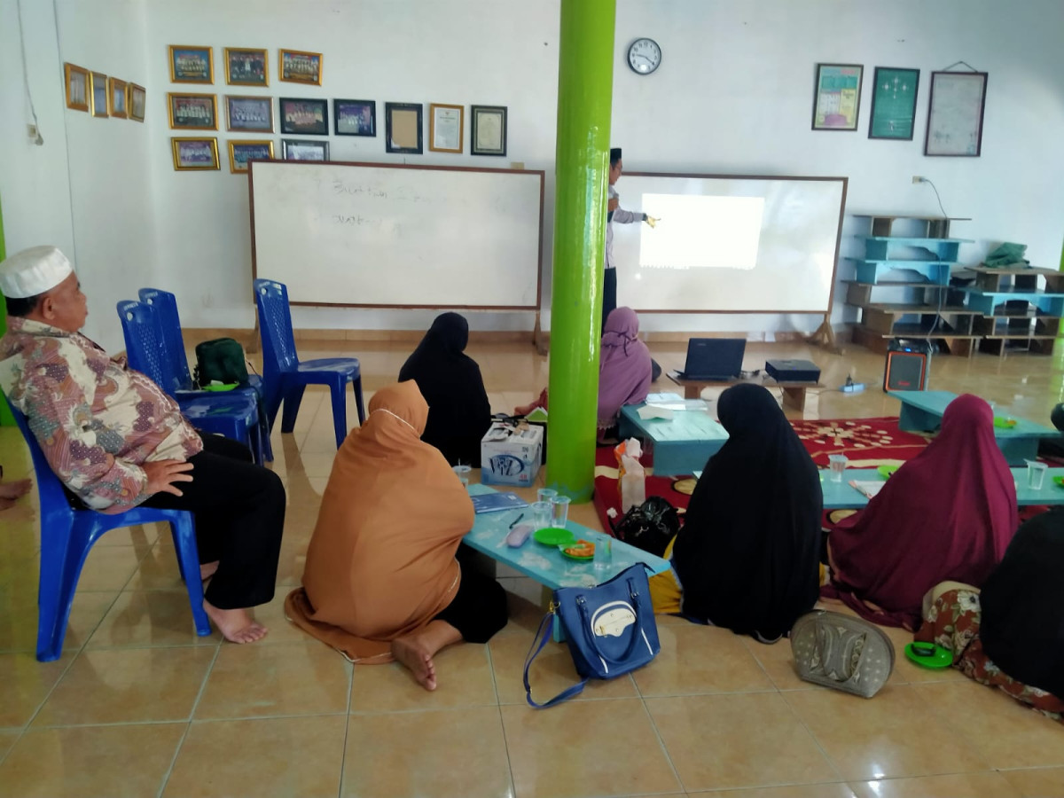 Acara pelatihan untuk anak-anak yang mengaji di rumah dengan ustadz Alimudin dari perum posyandu Mangkol
