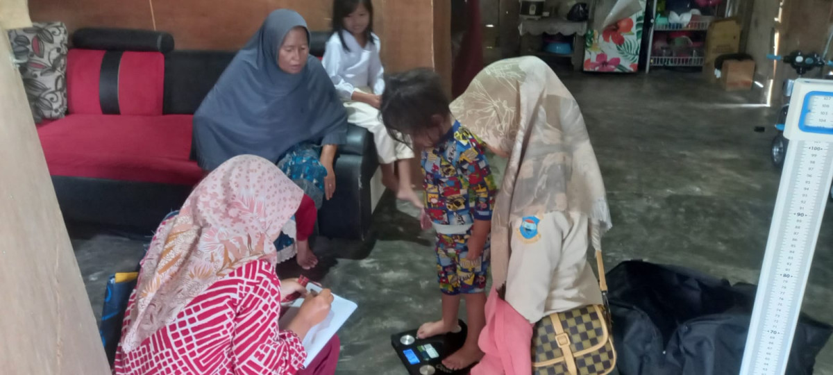 Kunjungan kermh balita kurang gizi dengan tim TPK bidan dan ahli gizi kelurahan Lontong Pancur