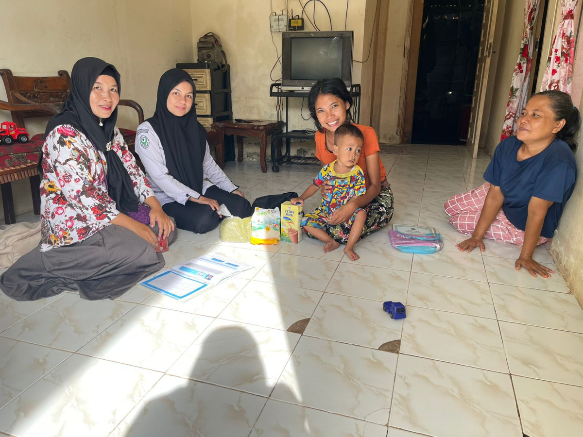 Pemberian pmt ke balita lopan