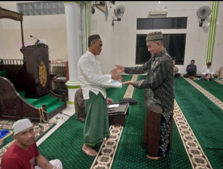 Penyerahan dokumen kematian dll kepada ketua baru masjid baitul musollah dikelurahan lontong pancur
