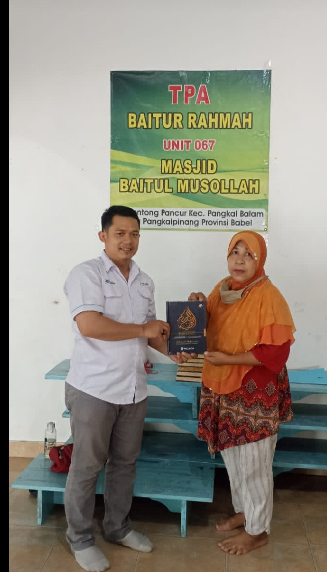 Kegiatan bantuan Al qurannulkarim  wakaf pegawai PT.pelindo kepada anak2 tpa baitul rahmah