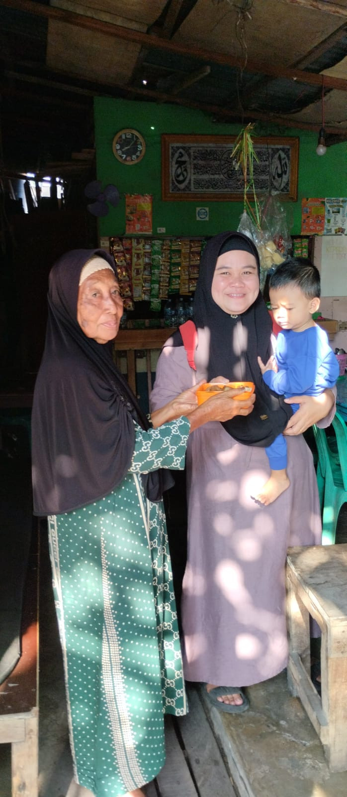 Kegiatan pemberian pmt posyandu ( dashat ) kepada balita stunting dikelurahan lontong pancur