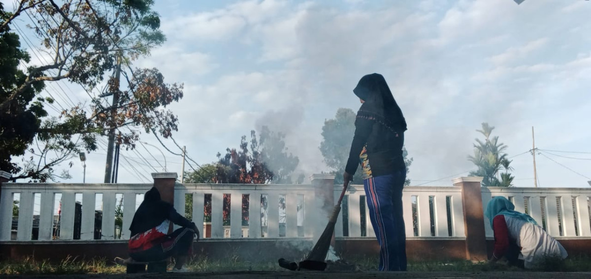 kegiatan gotong royong dikantor lurah lontong pancur