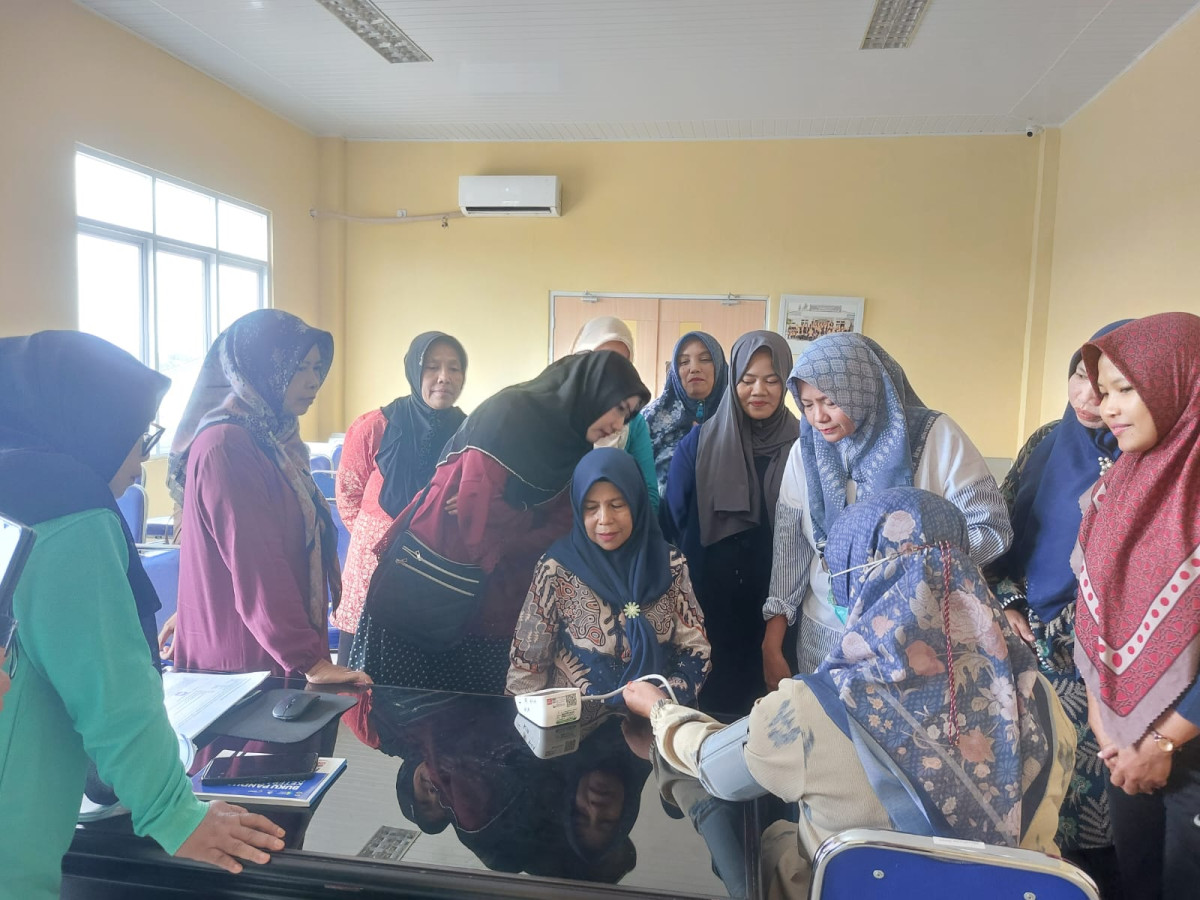 kegiatan pemberdayaan kader posyandu kelurahan lontong pancur tentang penyakit tidak menular