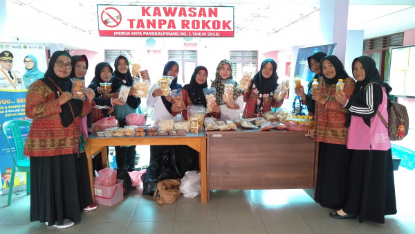 Gelar dagang produk uppks mentari kampung kb kelurahan ketapang pada acara penilaian lomba iva test tingkat kota thn 2019