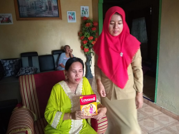 pemberian PMT bagi ibu hamil oleh bidan dan kader kelurahan ketapang