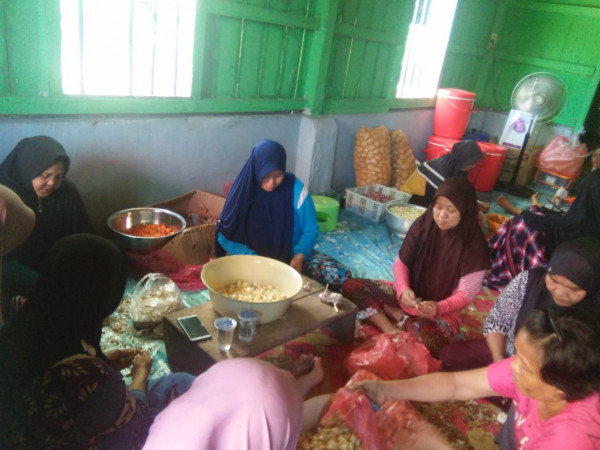 gotong royong masyarakat khususnya ibu ibu menyiapkan masakan di kampung kb dalam rangka peresmian masjid baitilil muslimin