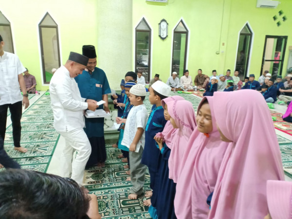 kegiatan keagamaan santunan anak yatim dan lansia di masjid baitul amin pangkalarang kampung kb mentari kelurahan ketapang