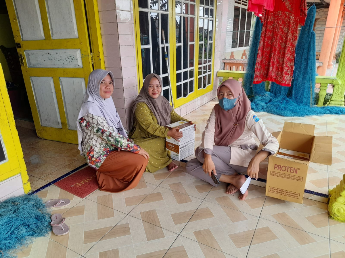 Pendampingan TPK Pembagian PMT dan susu ibu hamil kepada sasaran di kampung kb mentari kelurahan ketapang