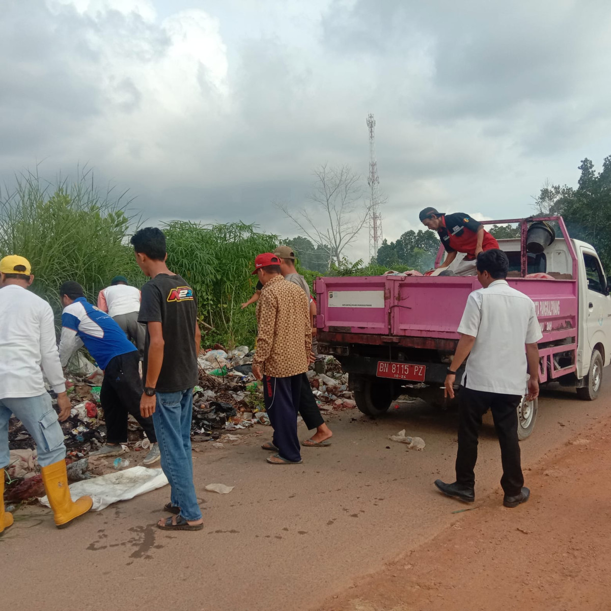 Pengangkutan Sampah menggunakan mobil pink