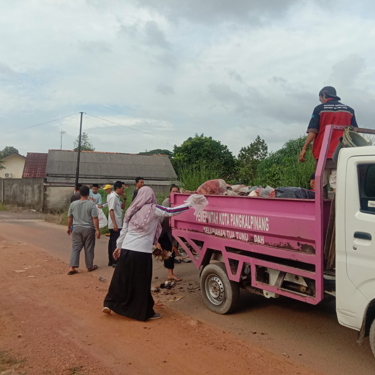 pengangkutan sampah menggunakan mobil pink