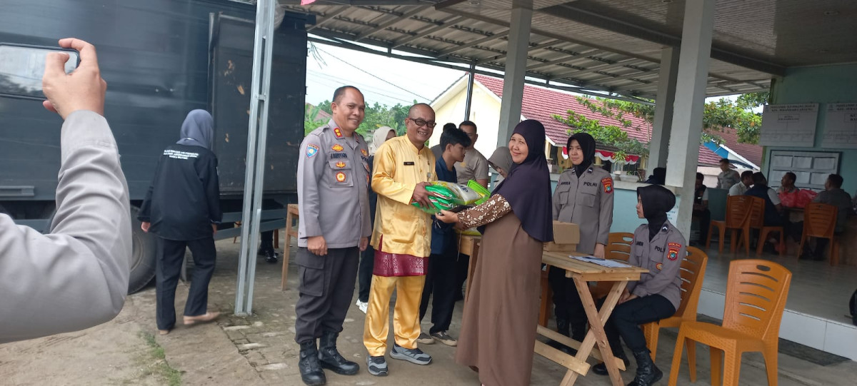 Kegiatan gelar dagang di depan kantor lurah Jerambah gantung