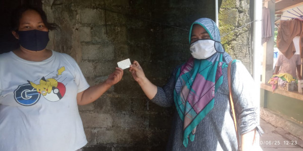 Pembagian pil dan kondom dalam rangka hari keluarga Nasional ke 27 oleh kader imp di kampung KB sembaru