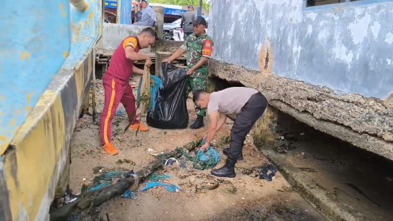 Peringati HPSN 2025, Pemkab Bintan Bersama TNI-Polri Gelar Bersih Sampah di Pesisir Laut Sei Enam