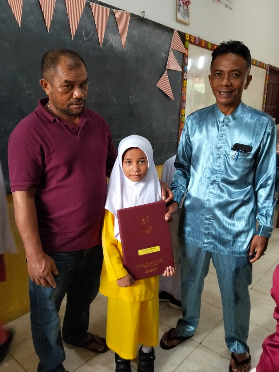 Gerakan Ayah Mengambil Rapor di Sekolah