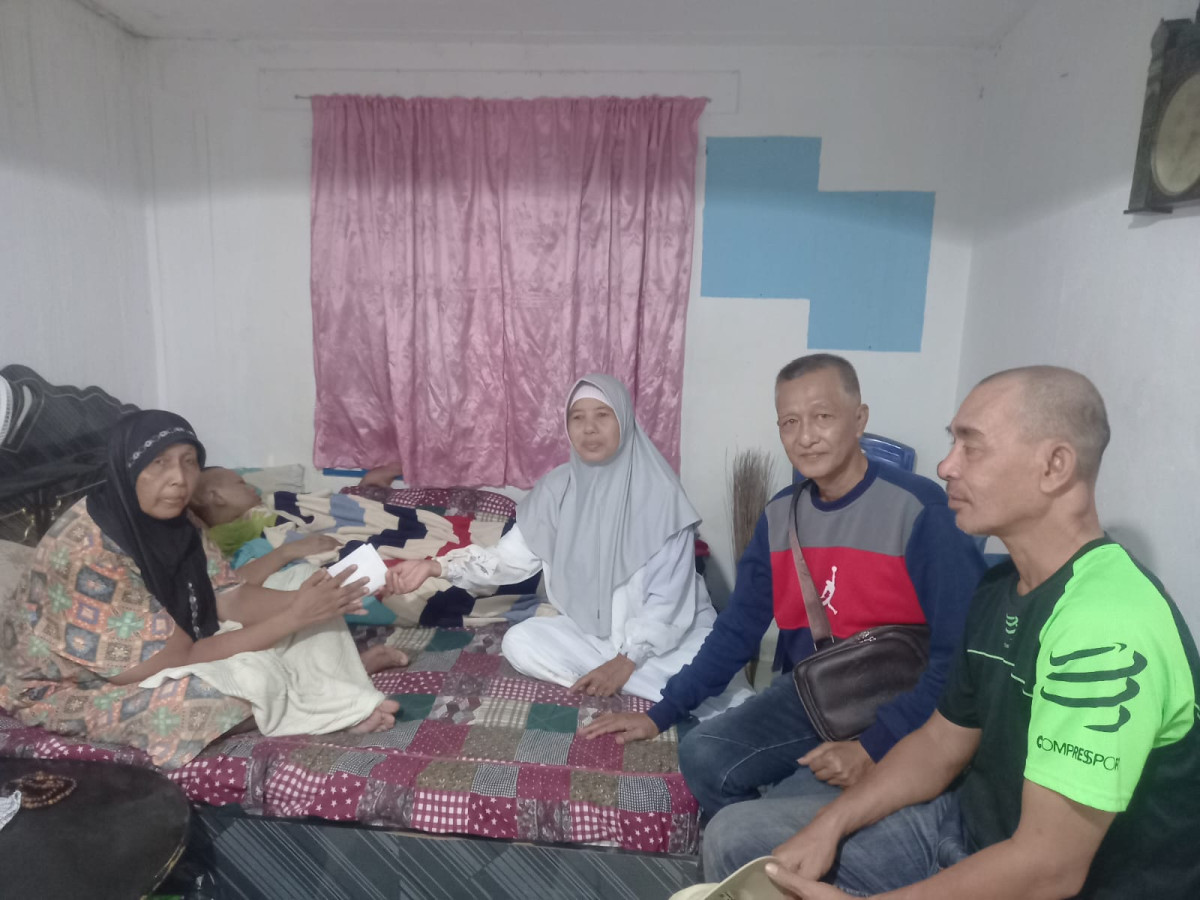 Mengunjungi lansia yang sedang sakit