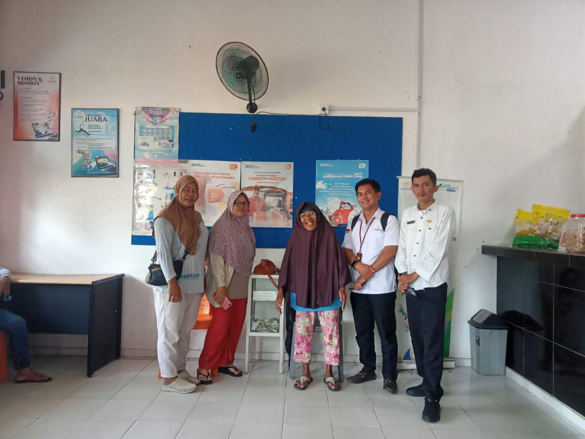 Mendampingi lansia warga menerima  uang tunai