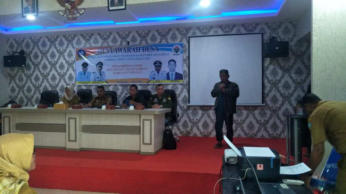 membacakan doa agar rapat Musdes APBDes 2024 berjalan dengan lancar