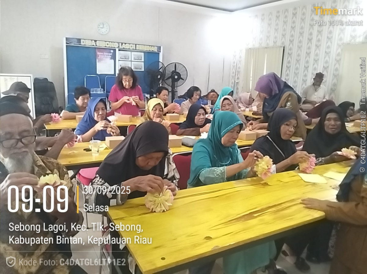 pertemuan hari ke tujuh mata kuliah lansia (ketrampilan membuat bunga dari kertas tisu dan plastik)