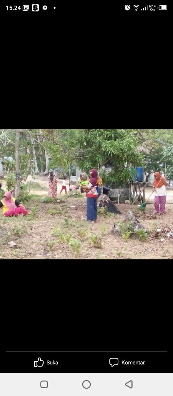 Penduduk Kampung KB di desa numbing sedang melaksanakan kerja bakti