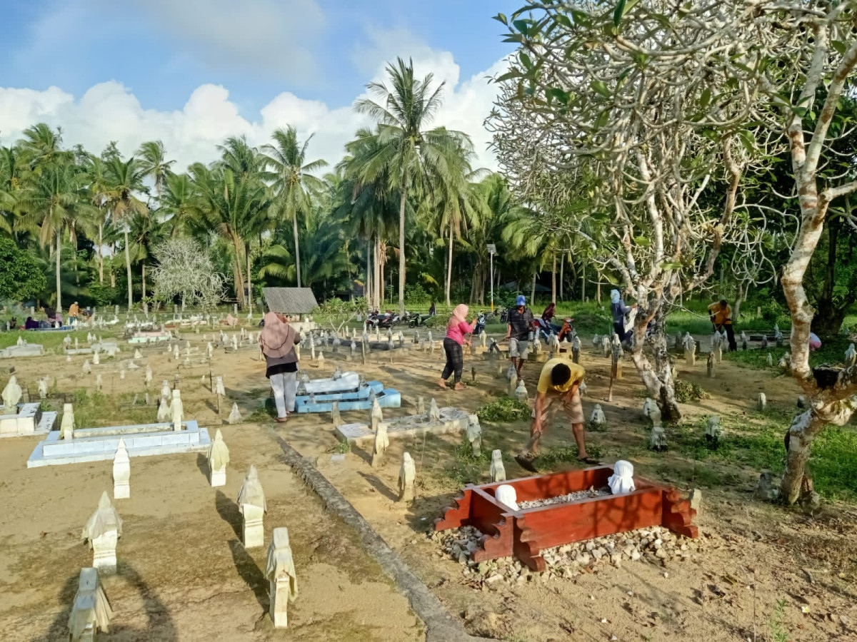gotong royong di pemakaman umum TPU Kelurahan alai
