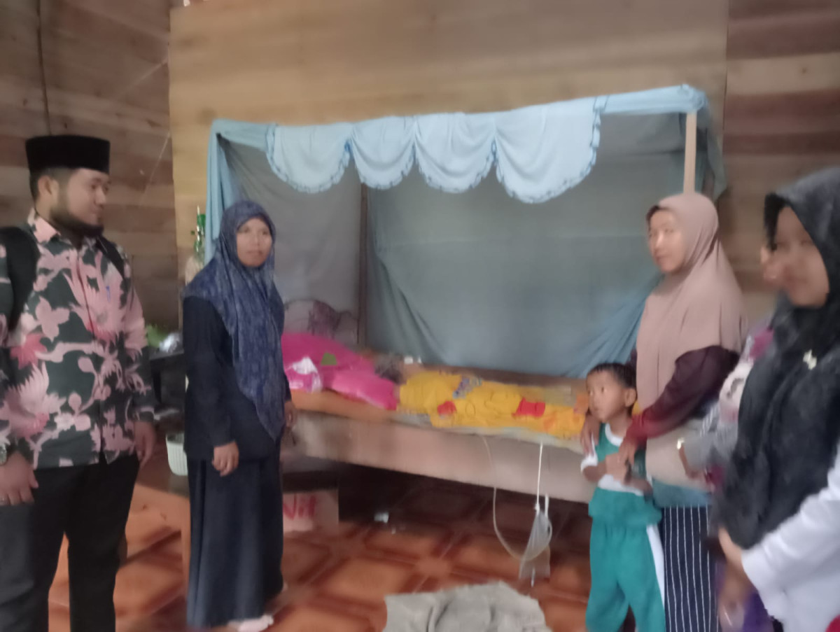 Jenguk warga yang sedang sakit