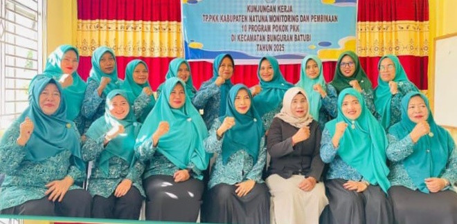 Mengikuti acara Kunjungan kerja dari Tim Penggerak PKK kabupaten di Kecamatan Bunguran