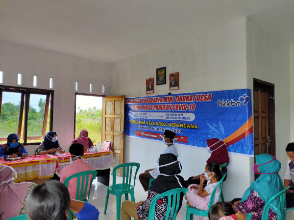 Lokakarya Mini Tingkat Desa di Desa Kampung KB Tanjung Irat