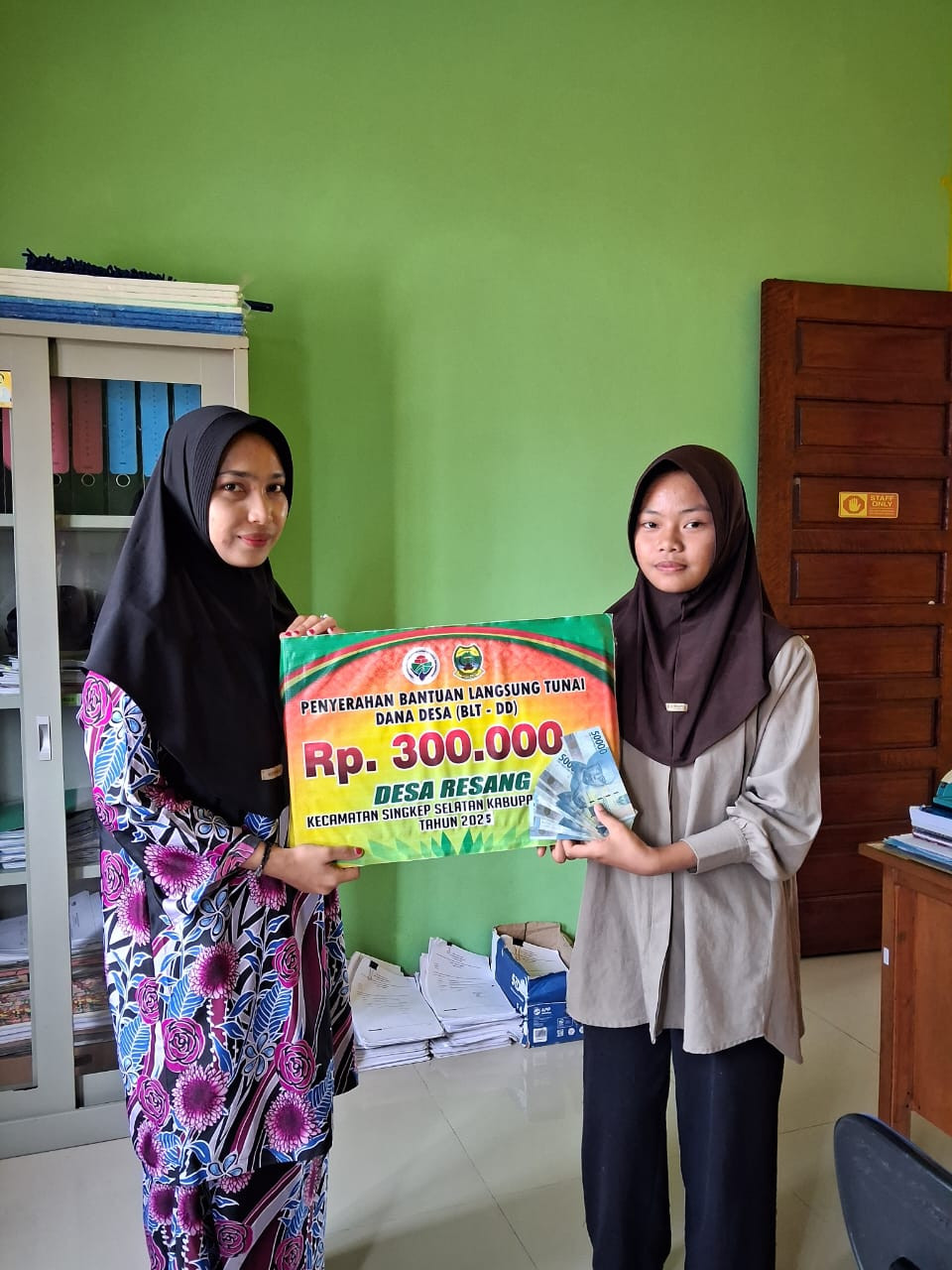 PEMBAGIAN BANTUAN LANGSUNG TUNAI (BLT) DESA