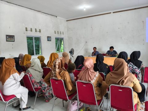 Kegiatan penyuluhan untuk meningkatkan wawasan tentang pilihan alat kontrasepsi yang aman, efektif, serta manfaat KB pasca persalinan bagi kesehatan ibu dan bayi