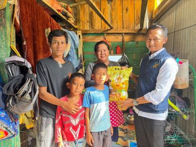 Kegiatan Pemberian Bantuan Kepada salah satu Keluarga Resiko Stunting (KRS) Desa Mubur