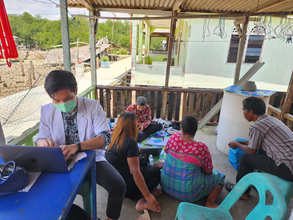 Pengobatan Bersama Puskesmas Sekupang dan Pemberian Buku Perpustakaan Keliling di Pulau Seraya