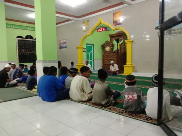 Pembacaan Yasin berjamaah dilanjutkan siraman rohani oleh pengurus masjid