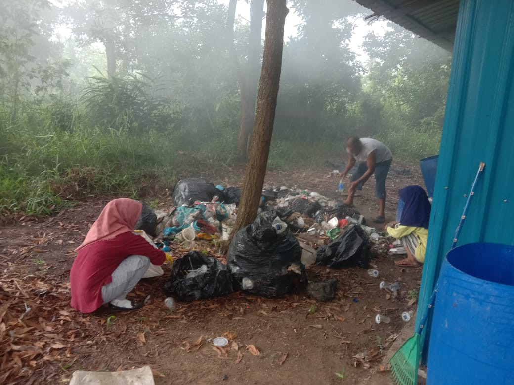 pemilahan sampah oleh tim bye bye plastic bag Kampung KB Seri Purnama kelurahan sembulang