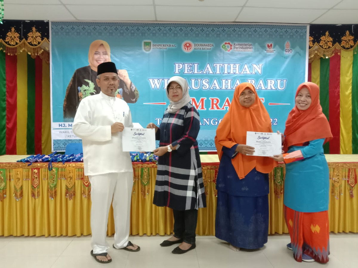 Penyerahan sertifikat secara simbolis oleh Ibu Siti nurlailah ST kepada peserta