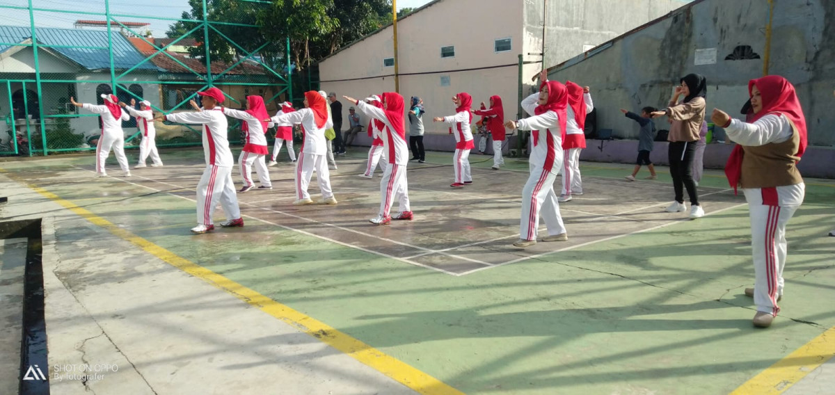 Senam mingguan Perumahan  Sarmen Raya Rw 05 Tanjung Buntung