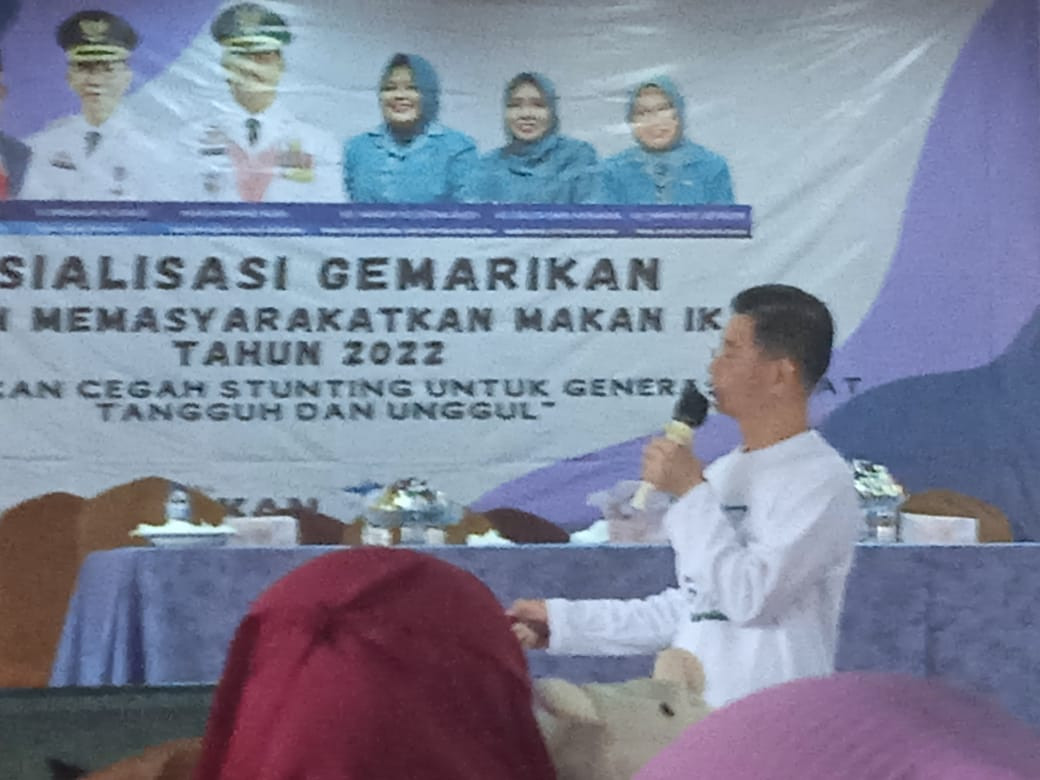 Dr. BrainGuntoro  M Gizi SpGK sedang memberikan  penyuluhan tentang Mencegah stunting dengan makan ikan