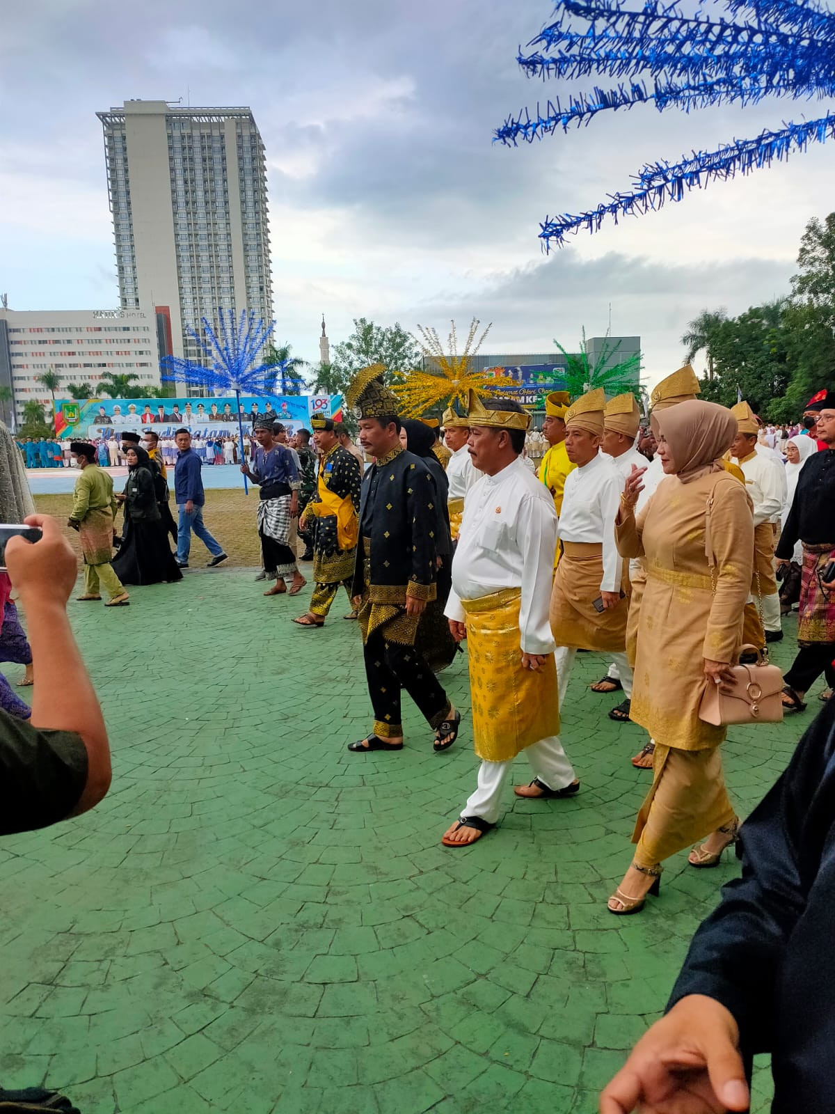 Walikota Baram Bpk Muhammad Rudi dan  Wakil Gubernur Ibu Marlin Agustina Rudi Tampak  memasuki lapangan upacara memperingati  Hari jadi Batam  ke 193