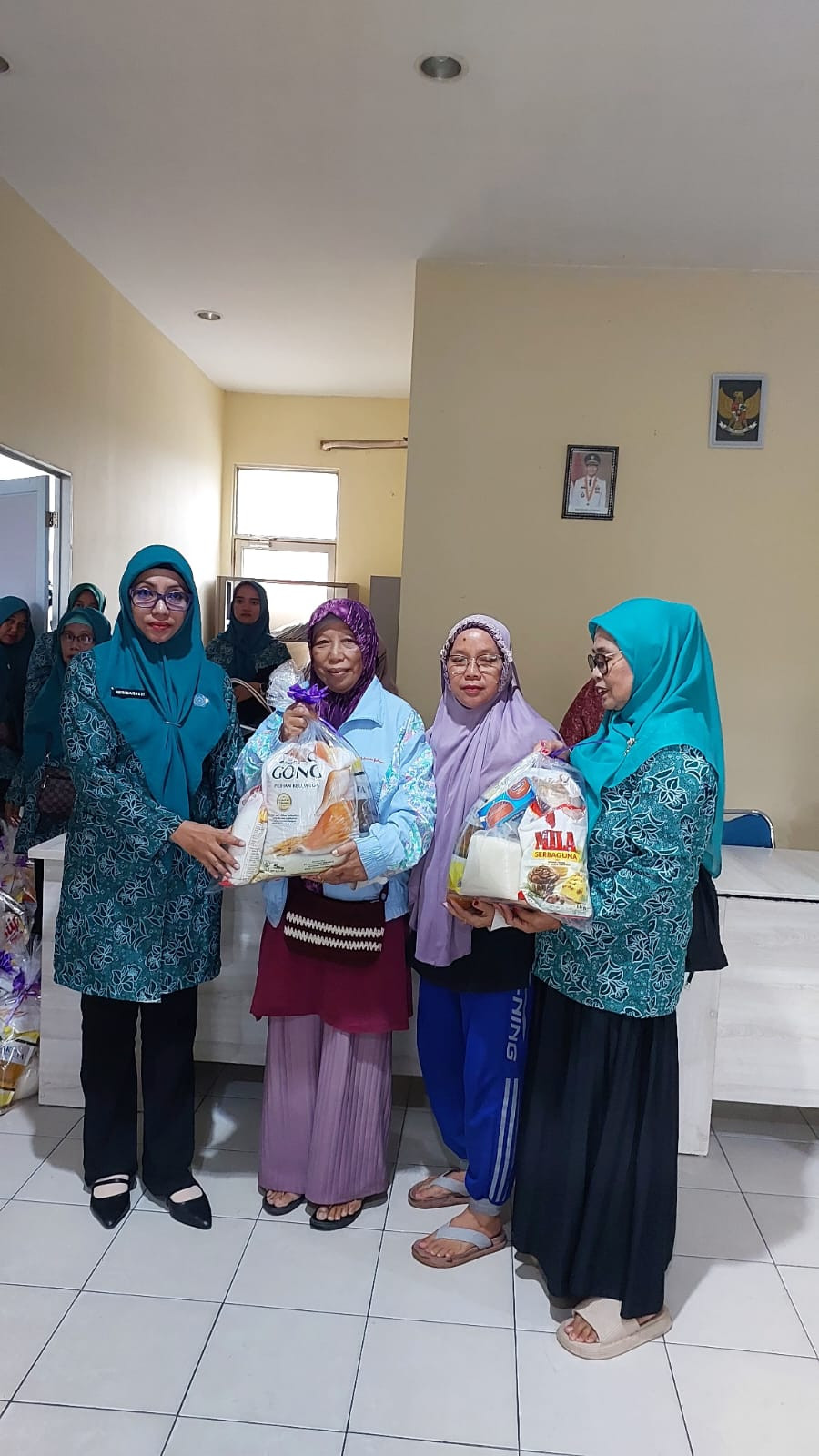 Pembagian sembako kepada lansia dan warga yg kurang mampu