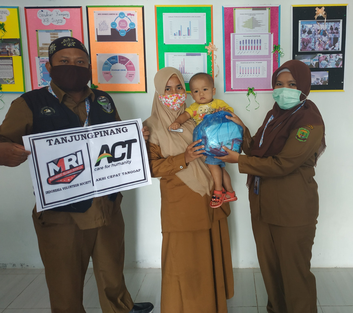 Pemberian susu kepada Ibu batita bersama Penyuluh KB dan ketua IPeKB Provinsi Kepulauan Riau