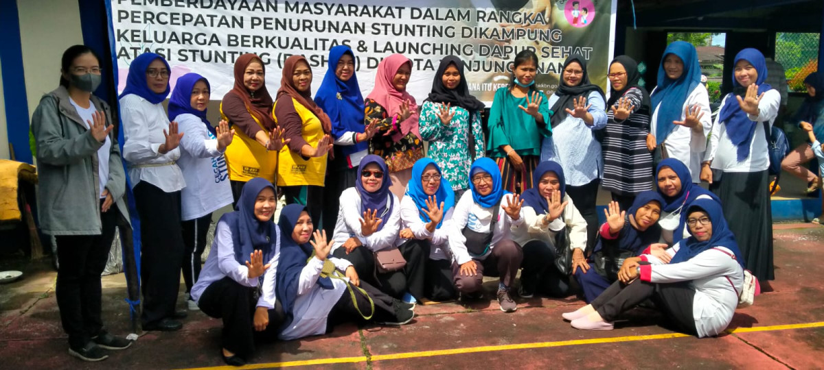 foto bersama tim kader Kampung KB Buas Ganas Kelurahan Kampung saat usai melakukan kegiatan luanching dapur sehat