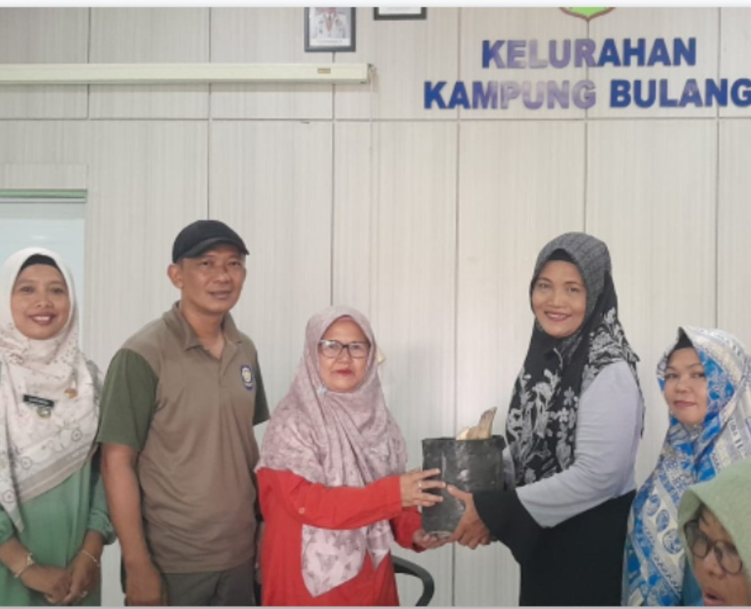 Penyerahan bibit kelor oleh wakil ketua KP KB SERI BULANGkepada perwakilan posyandu