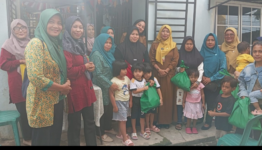 Pemberian bingkisan untuk anak balita