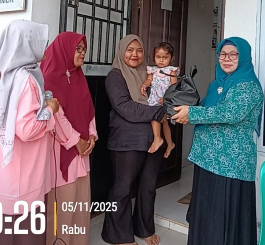 Penyerahan bibit gkisan untuk balita