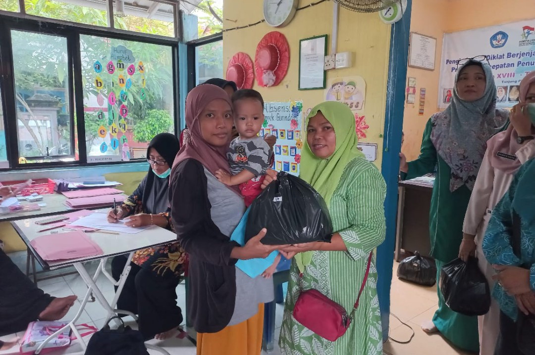 Penyerahan bingkisan untuk balita