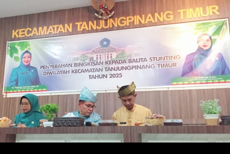 Pe. Erian bingkisan pada balita di ktr camat