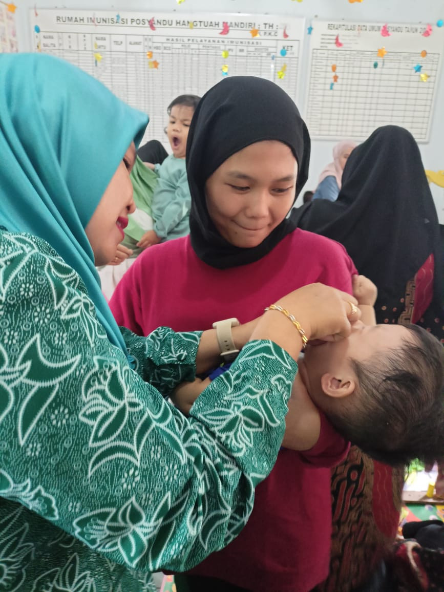 Pemberian vitamin A oleh ketua pkk kelurahan pinang kencana