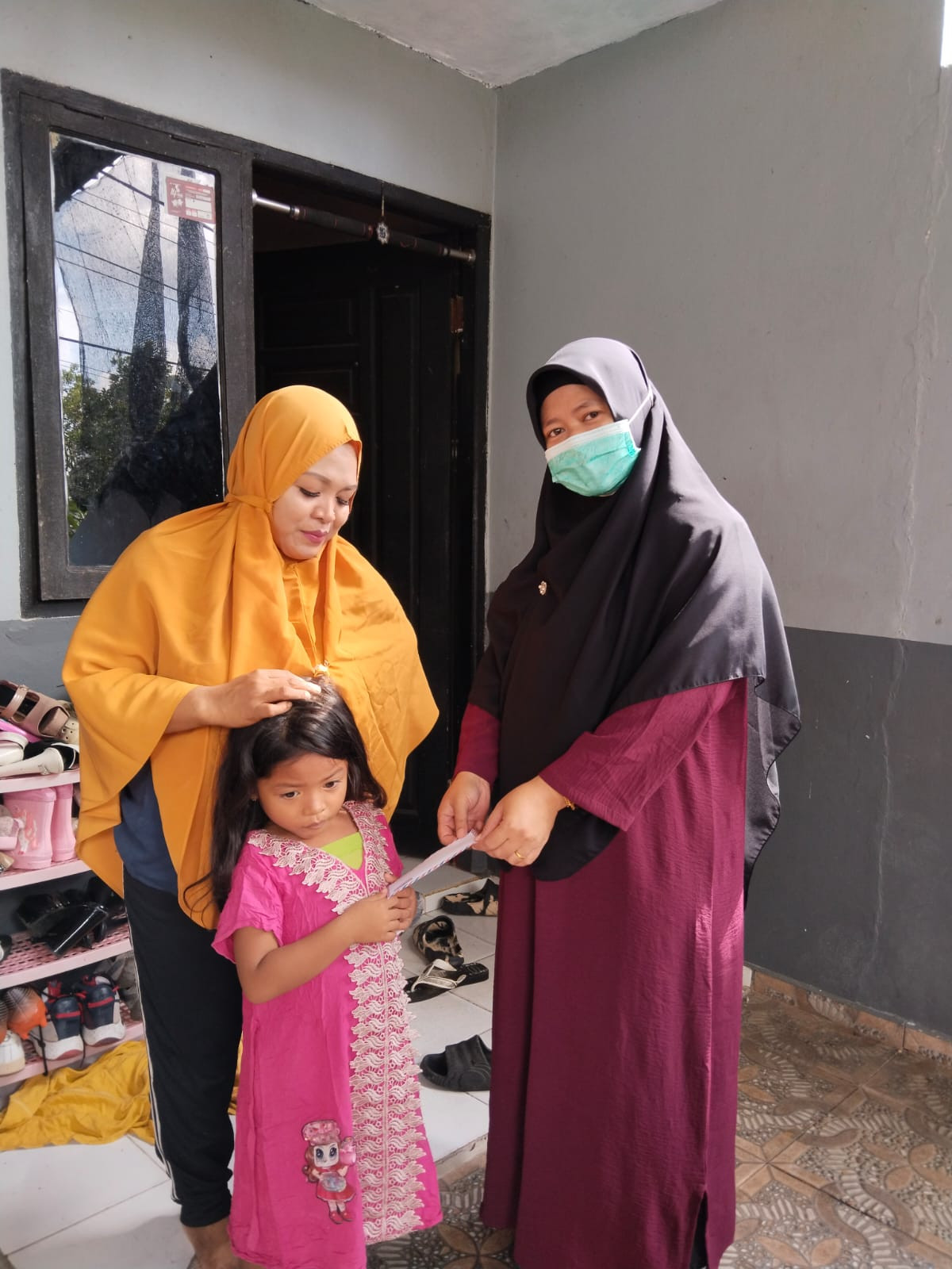 Penyerahan bantuan uang tunai kepada Anak Yatim