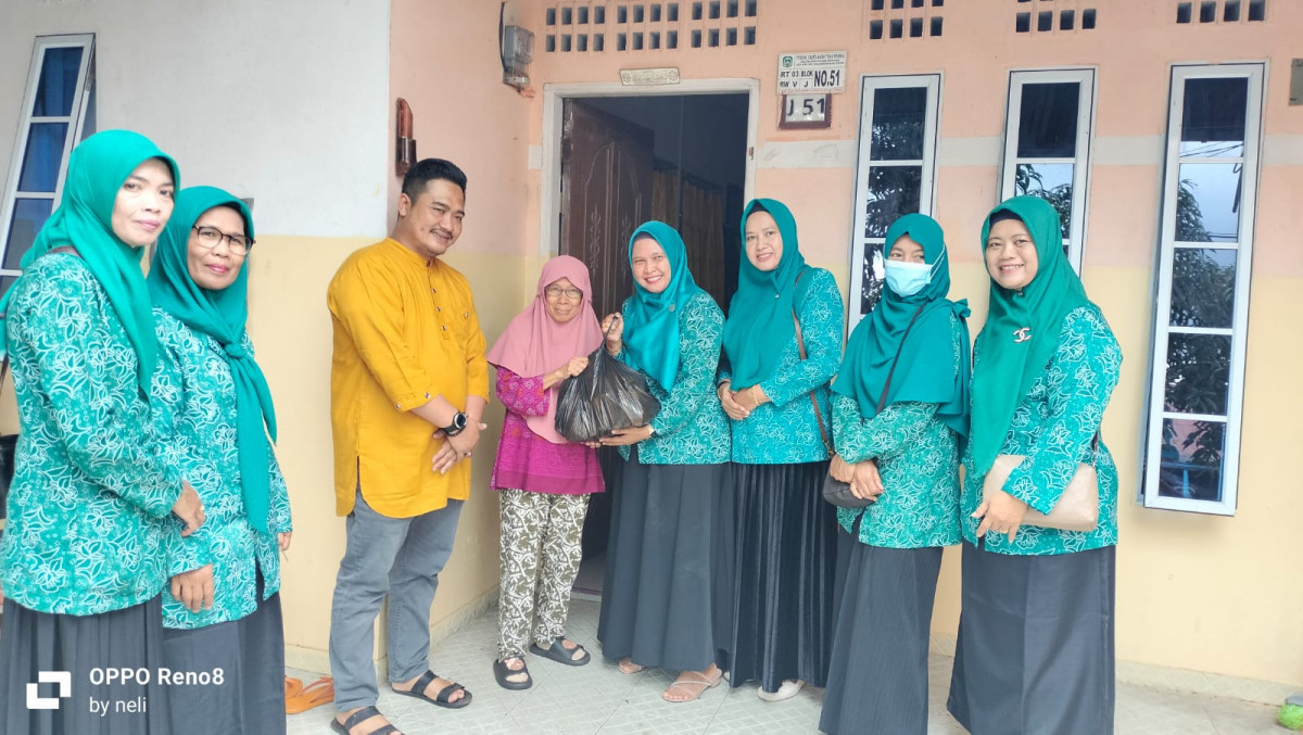 Penyerahan bantuan paket sembako Lebaran