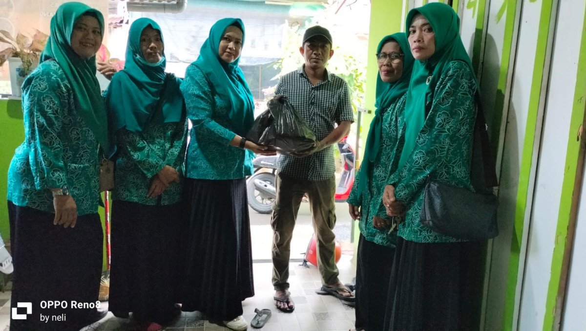 Penyerahan bantuan paket sembako Lebaran